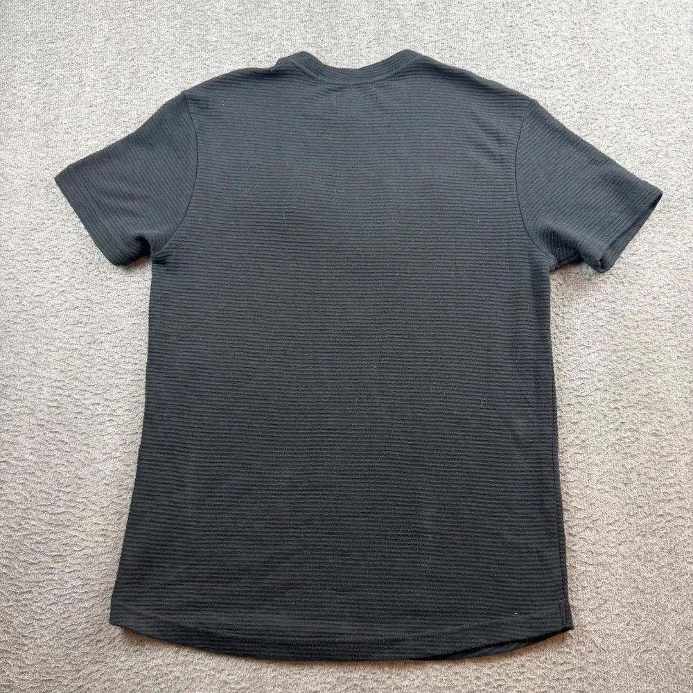 Guess T-Shirt Men's Small Black Ribbed Gold Triangle Logo Patch Short Sleeve - Picture 8 of 8